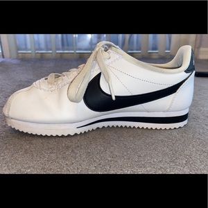 Nike Black and White tennis shoes